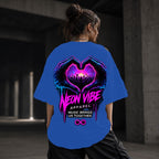 Neon Vibe Damen Oversized T-Shirt – Herz Hände – DTF Backprint in Blau, Größe 5XL