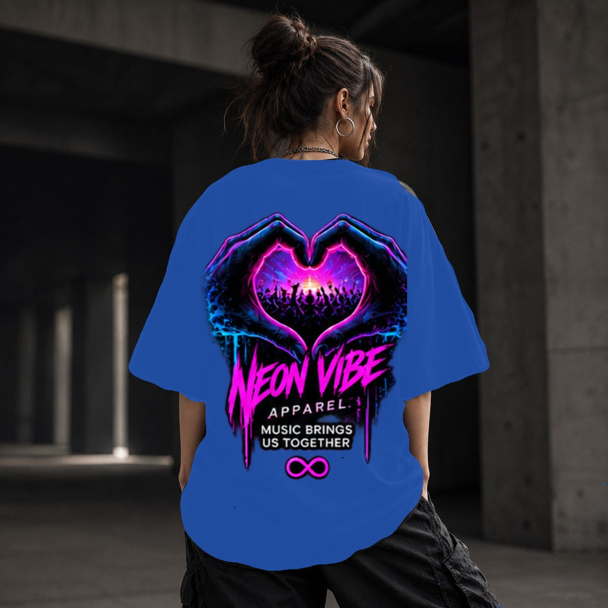 Neon Vibe Damen Oversized T-Shirt – Herz Hände – DTF Backprint in Blau, Größe 5XL