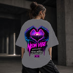 Neon Vibe Damen Oversized T-Shirt – Herz Hände – DTF Backprint in Grau, Größe 5XL