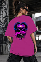 Neon Vibe Damen Oversized T-Shirt – Herz Hände – DTF Backprint in Pink, Größe 5XL
