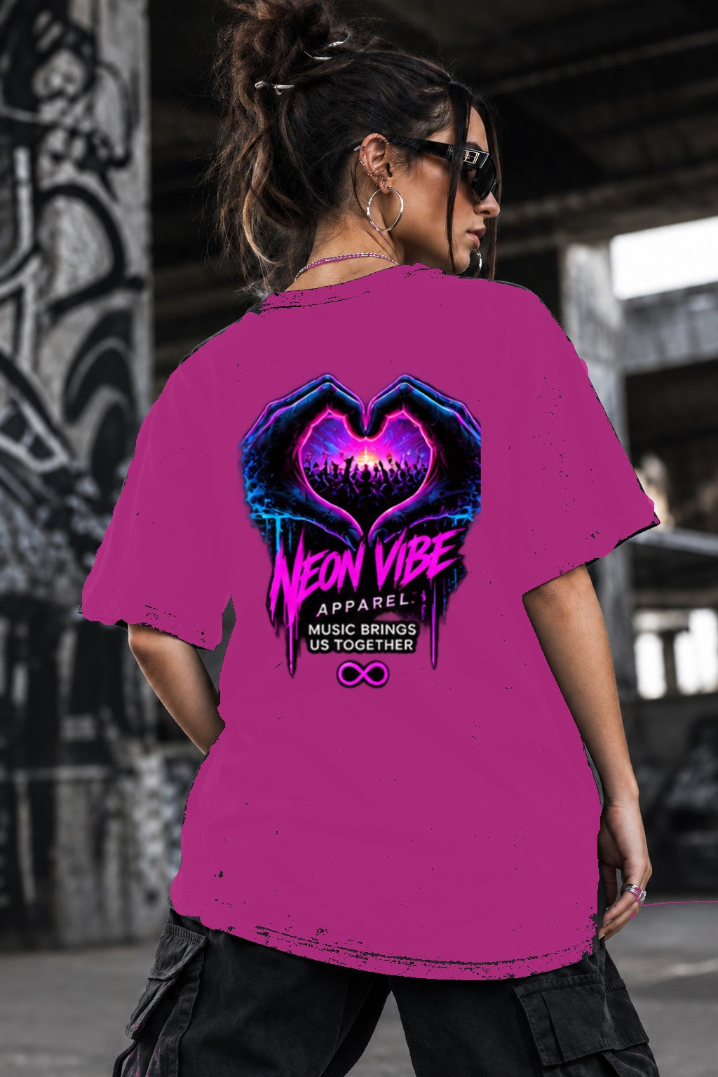 Neon Vibe Damen Oversized T-Shirt – Herz Hände – DTF Backprint in Pink, Größe 5XL