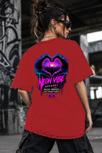 Neon Vibe Damen Oversized T-Shirt – Herz Hände – DTF Backprint in Rot, Größe 5XL