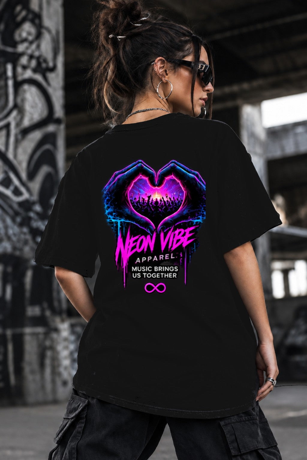 Neon Vibe Damen Oversized T Shirt – Herz Hände – Neon Vibe Damen Oversized T-Shirt – Herz Hände – DTF Backprint in Schwarz, Größe 5XL