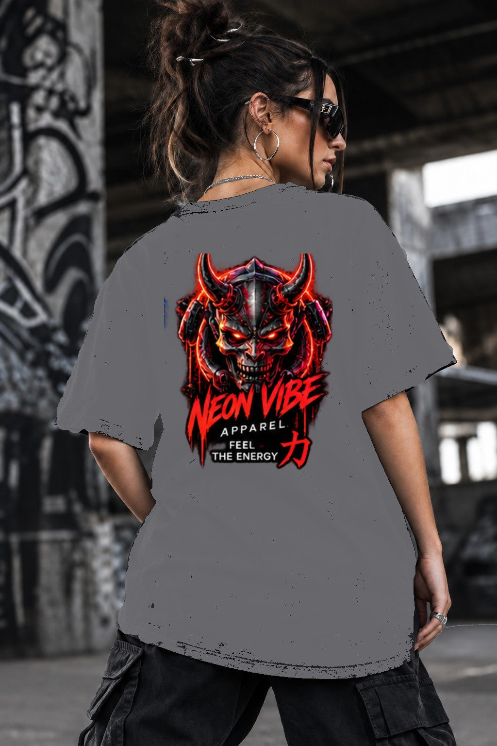 Neon Vibe Damen Oversized T-Shirt – Dämon Maske – DTF Backprint in Grau, Größe 5XL
