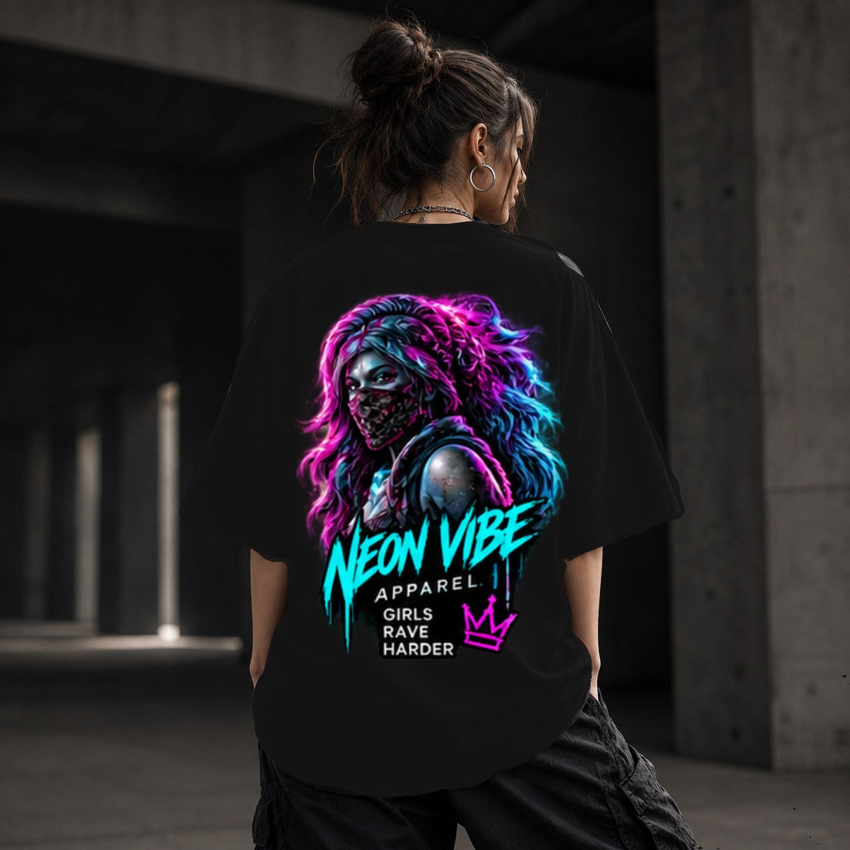 Neon Vibe Damen Oversized T-Shirt – Rave Girl – DTF Backprint in Schwarz, Größe 5XL
