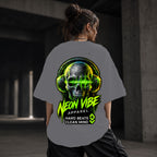 Neon Vibe Damen Oversized T-Shirt – Skull mit Kopfhörern – DTF Backprint in Grau, Größe 5XL