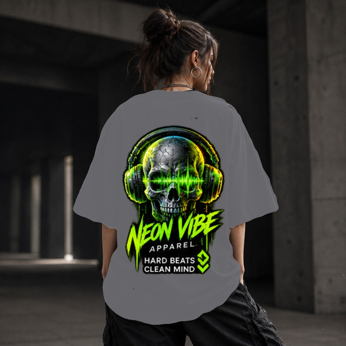 Neon Vibe Damen Oversized T-Shirt – Skull mit Kopfhörern – DTF Backprint in Grau, Größe 5XL