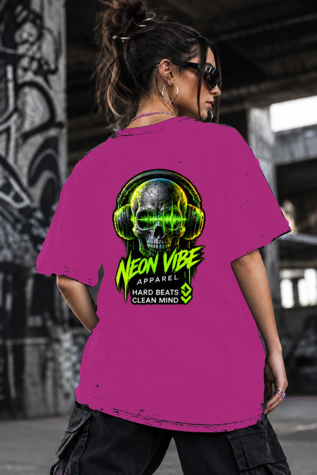 Neon Vibe Damen Oversized T-Shirt – Skull mit Kopfhörern – DTF Backprint in Pink, Größe 5XL