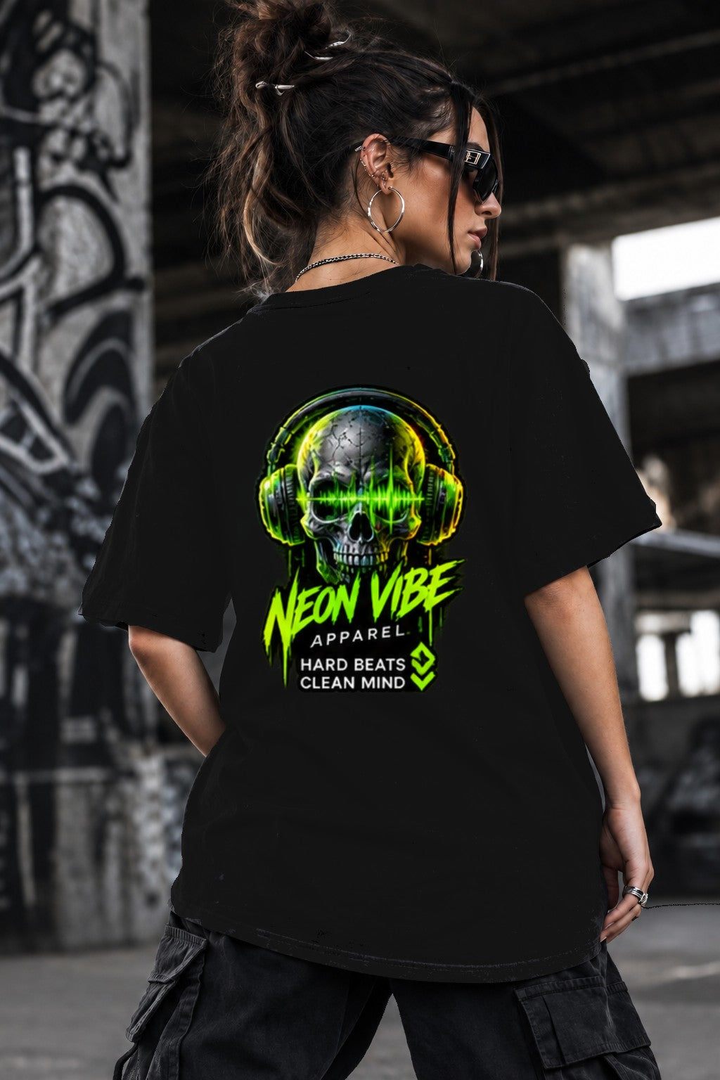 Neon Vibe Damen Oversized T-Shirt – Skull mit Kopfhörern – DTF Backprint in Schwarz, Größe 5XL