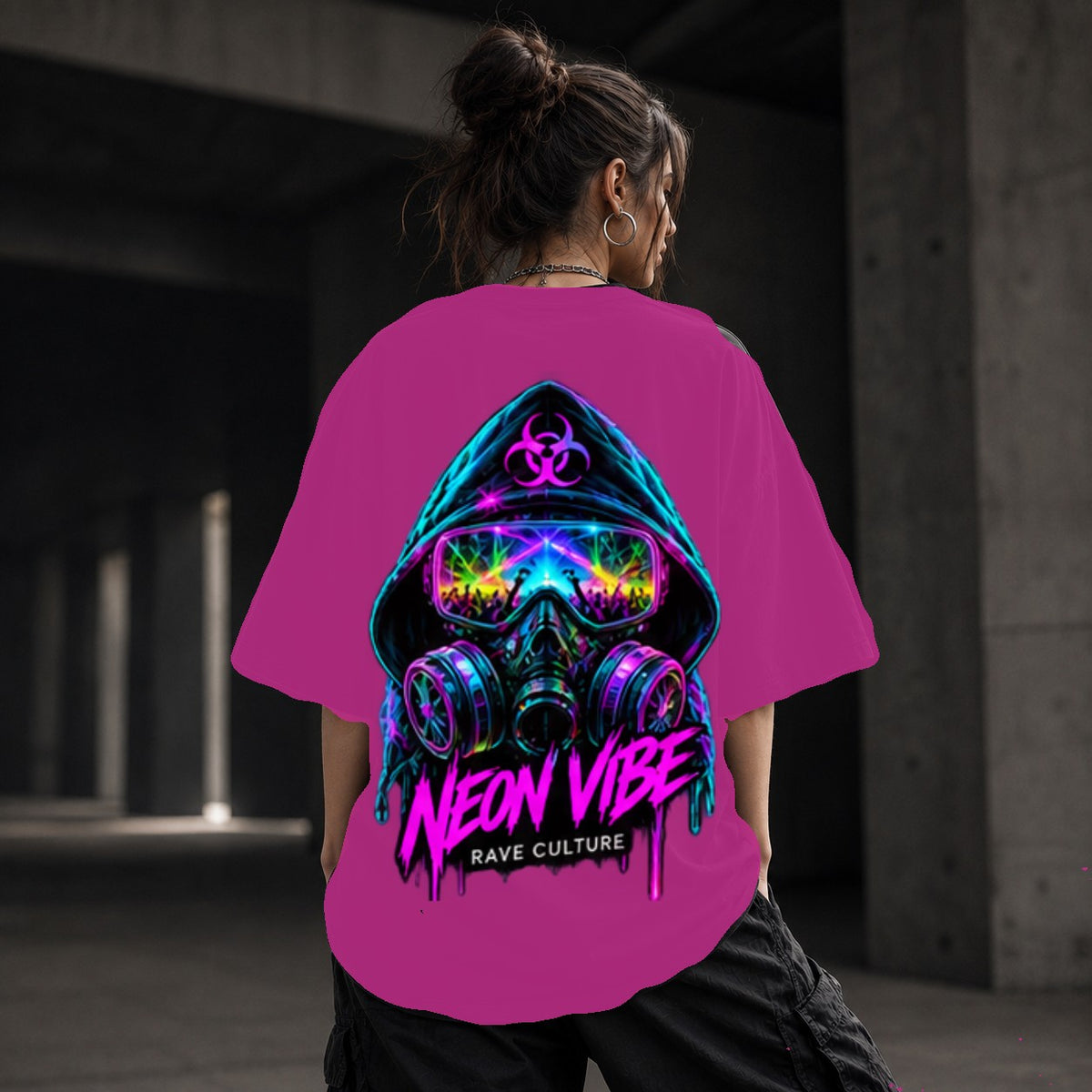 Neon Vibe Damen Oversized T-Shirt – Neon Gasmaske – DTF Backprint in Pink, Größe 5XL