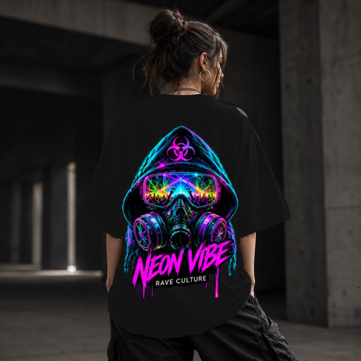 Neon Vibe Damen Oversized T-Shirt – Neon Gasmaske – DTF Backprint in Schwarz, Größe 5XL