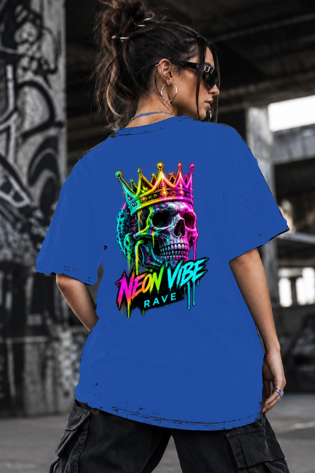 Neon Vibe Damen Oversized T-Shirt – Gekrönter Skull – DTF Backprint in Blau, Größe 5XL
