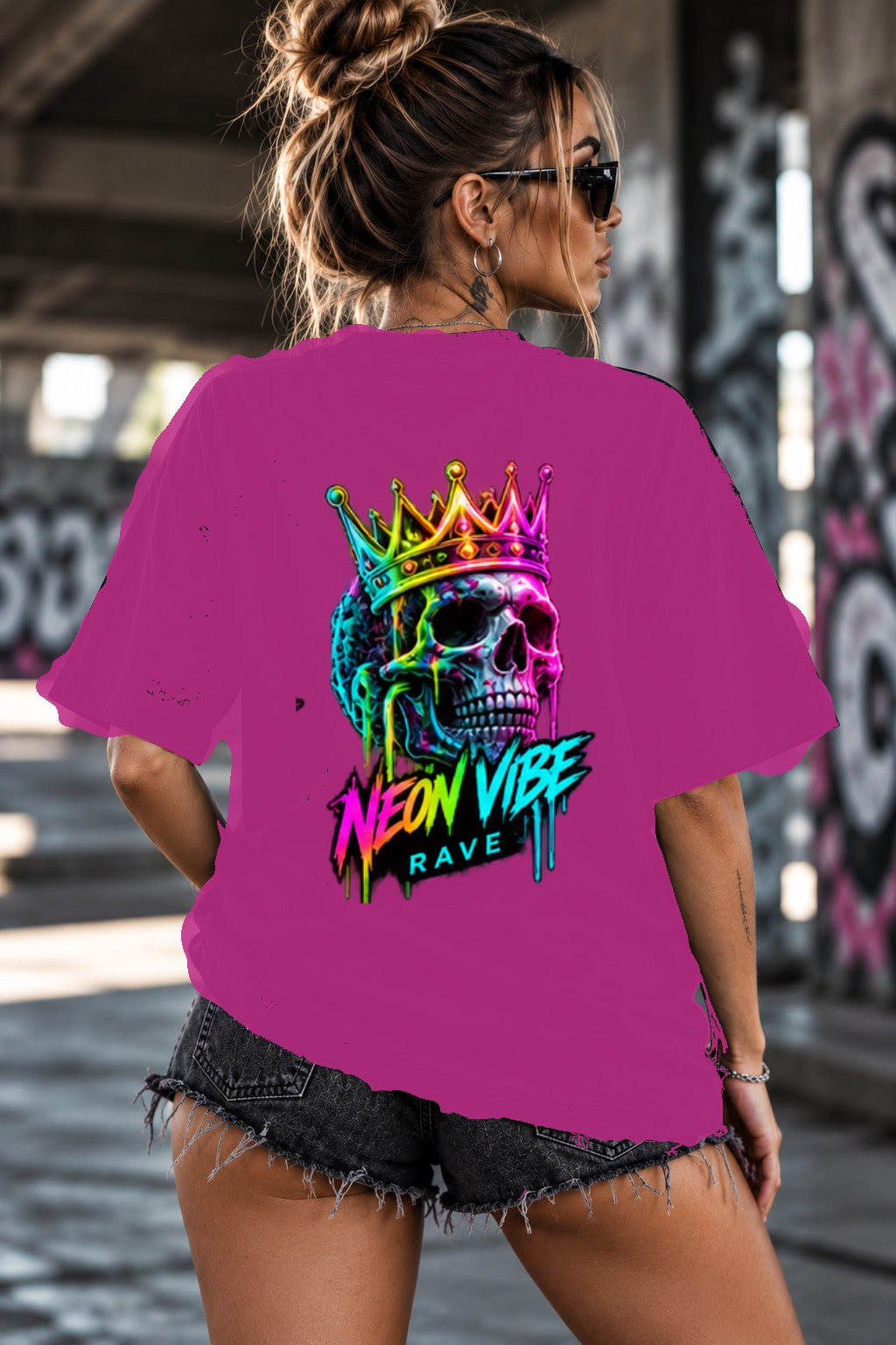 Neon Vibe Damen Oversized T-Shirt – Gekrönter Skull – DTF Backprint in Pink, Größe 5XL