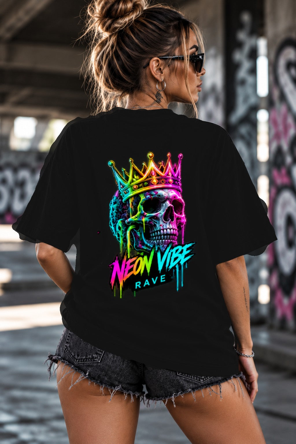 Neon Vibe Damen Oversized T-Shirt – Gekrönter Skull – DTF Backprint in Schwarz, Größe 5XL