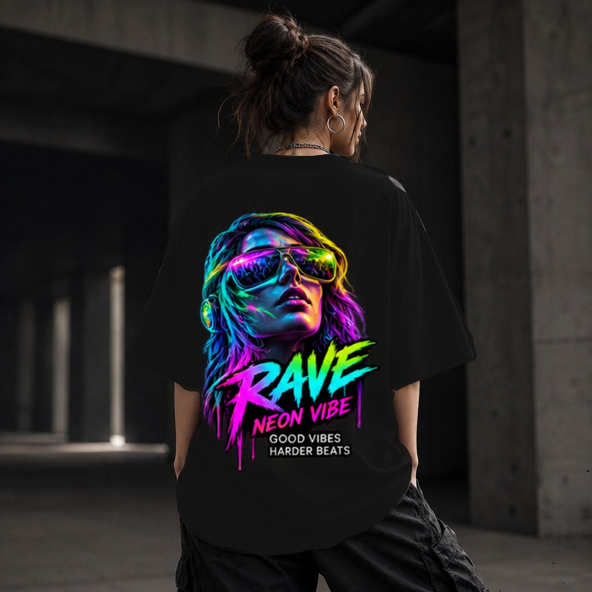 Neon Vibe Damen Oversized T-Shirt – Rave Girl – DTF Backprint in Schwarz, Größe 5XL