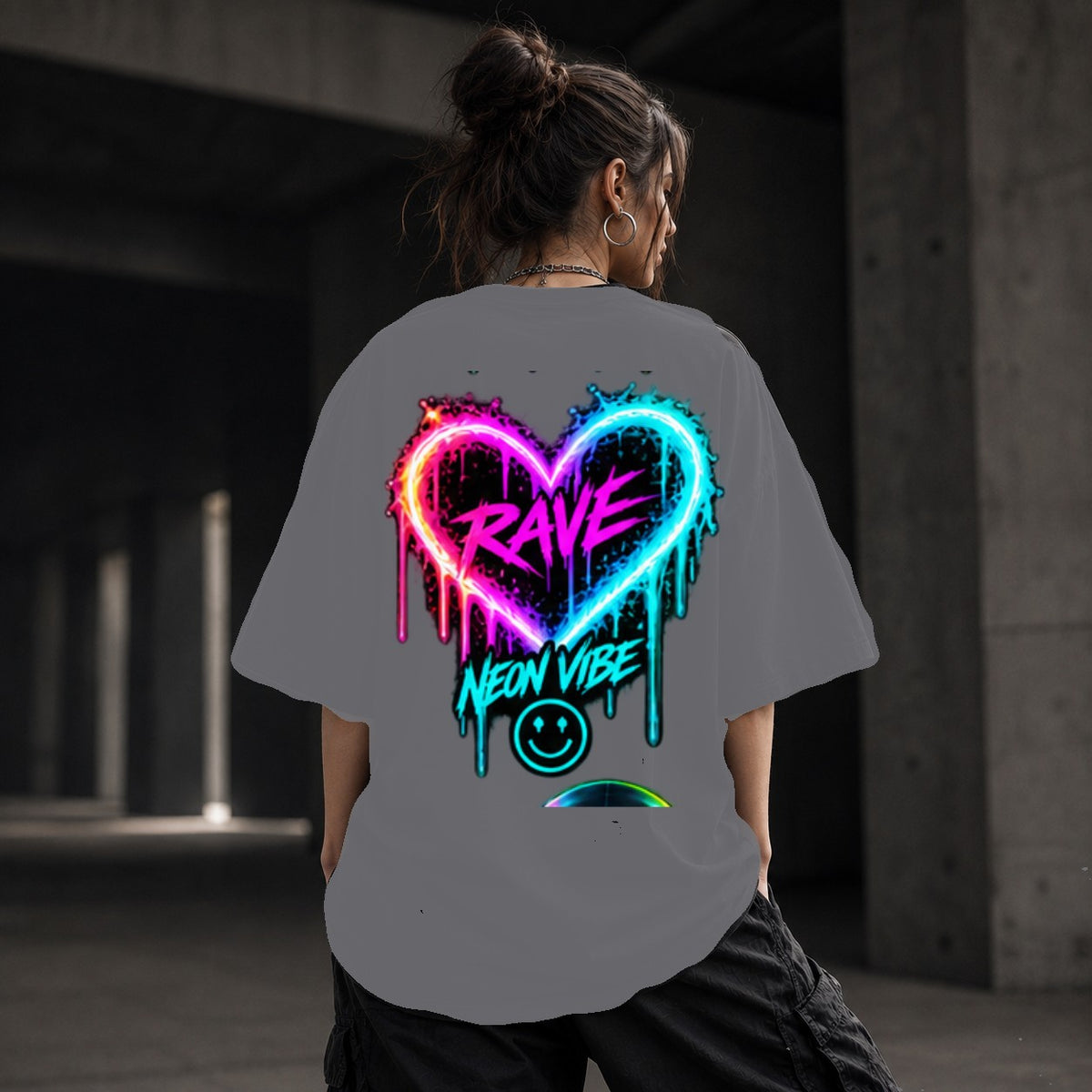 Neon Vibe Damen Oversized T-Shirt – Rave Herz – DTF Backprint in Grau, Größe 5XL