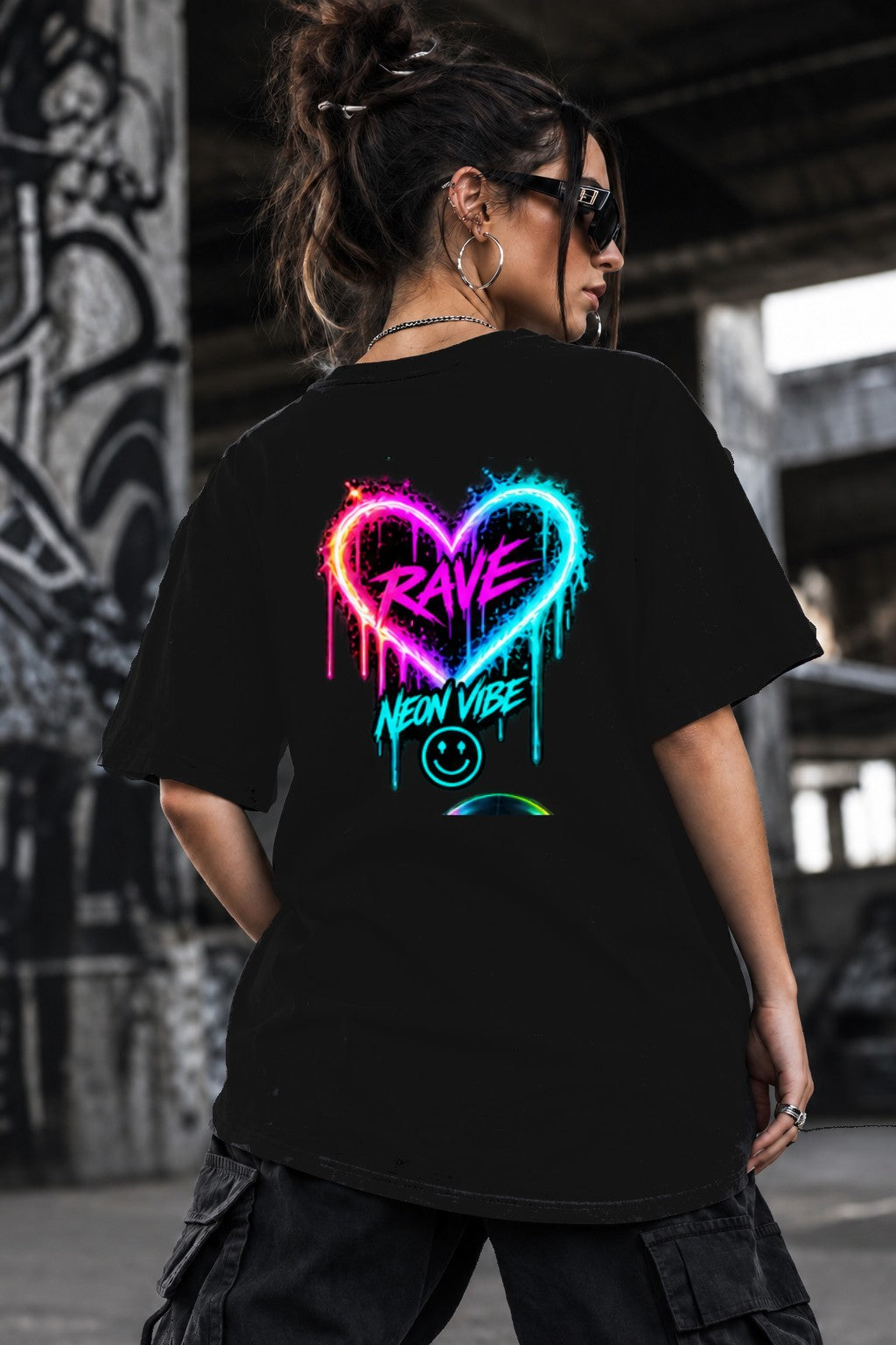 Neon Vibe Damen Oversized T-Shirt – Rave Herz – DTF Backprint in Schwarz, Größe 5XL