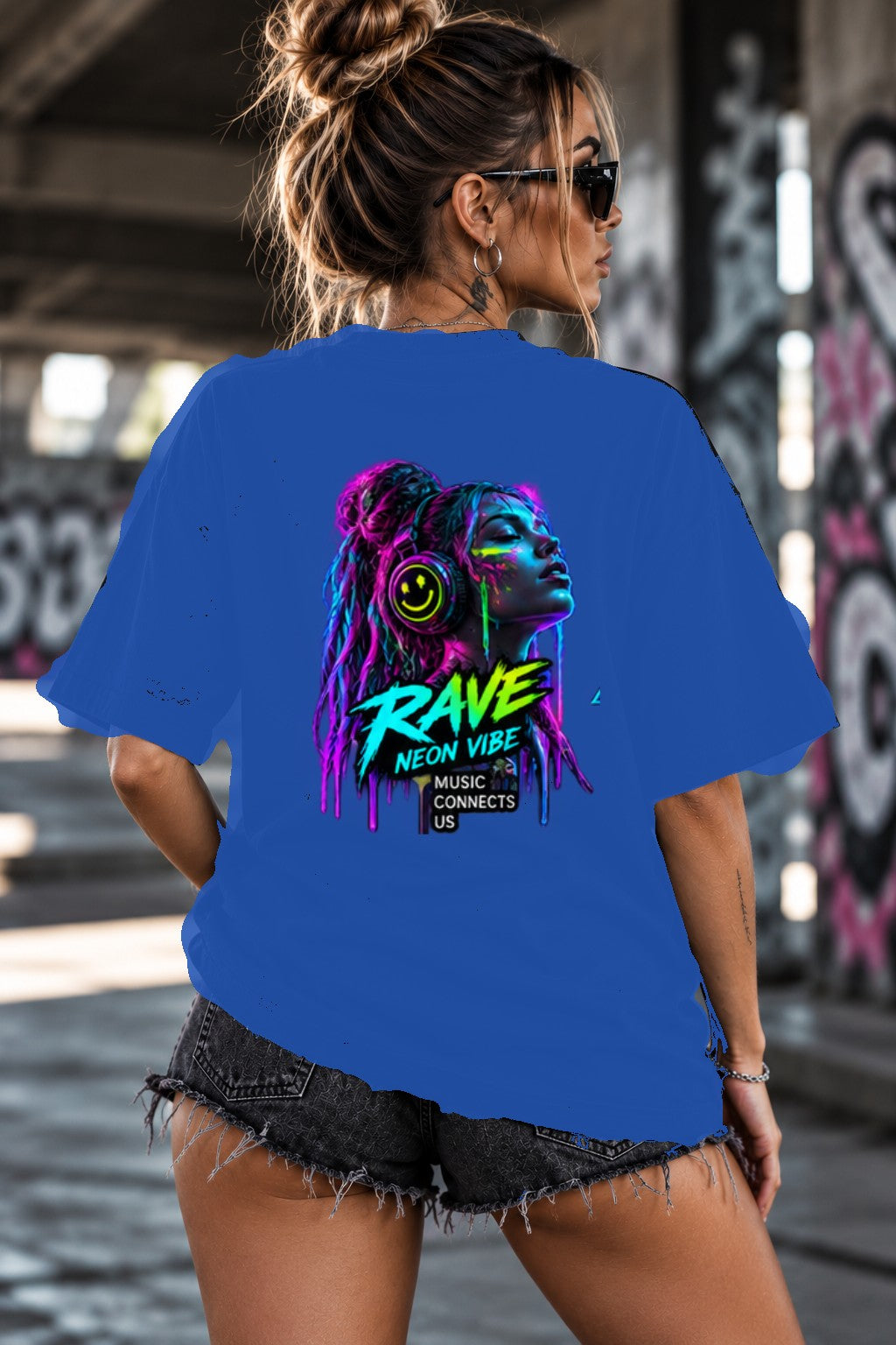 Neon Vibe Damen Oversized T-Shirt – Frau mit Headset – DTF Backprint in Blau, Größe 5XL