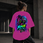 Neon Vibe Damen Oversized T-Shirt – Frau mit Headset – DTF Backprint in Pink, Größe 5XL