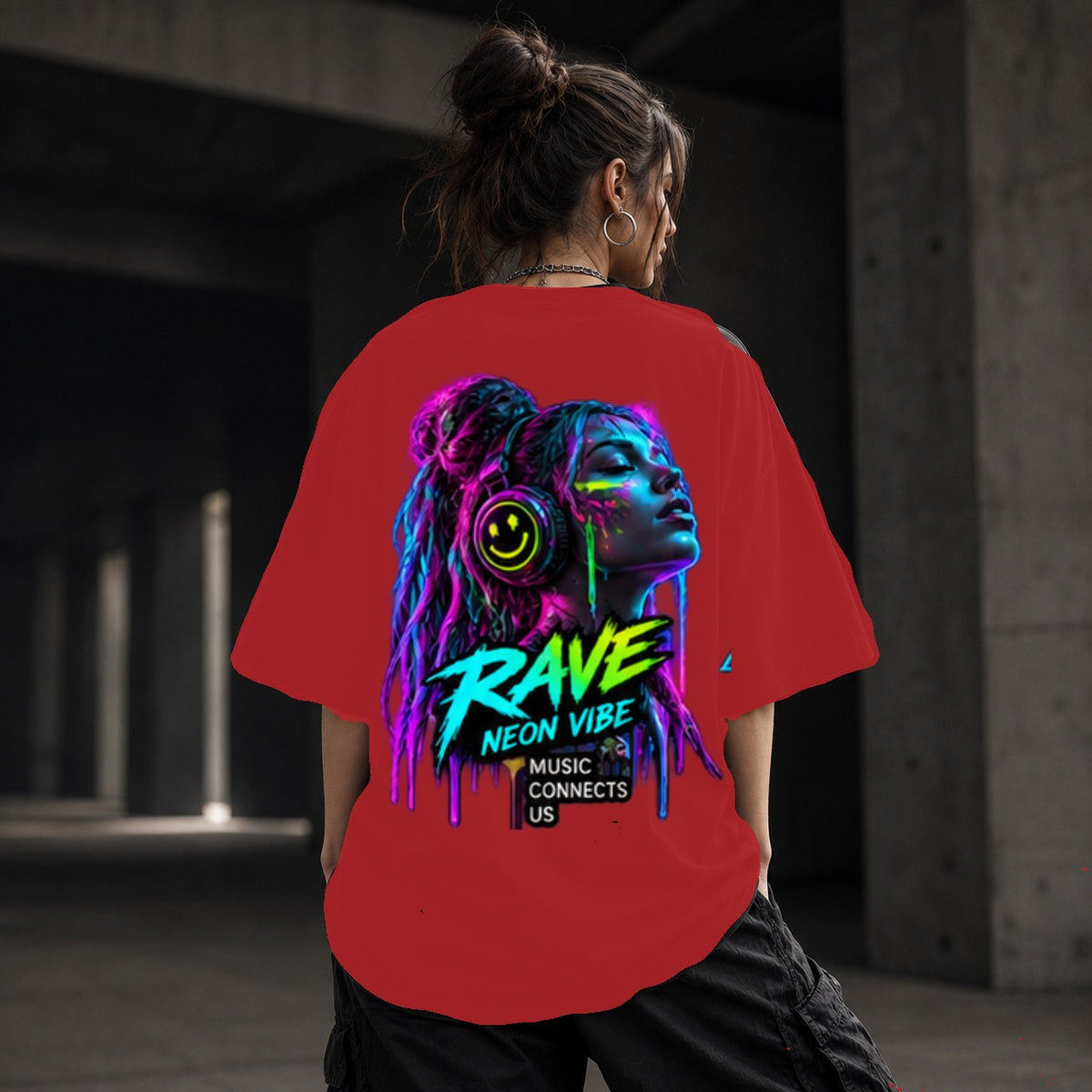 Neon Vibe Damen Oversized T-Shirt – Frau mit Headset – DTF Backprint in Rot, Größe 5XL
