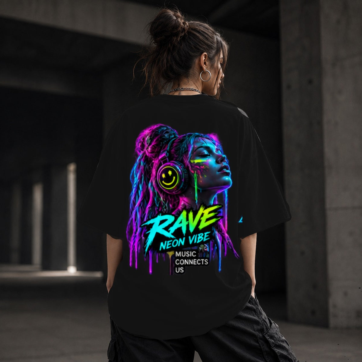 Neon Vibe Damen Oversized T-Shirt – Frau mit Headset – DTF Backprint in Schwarz, Größe 5XL