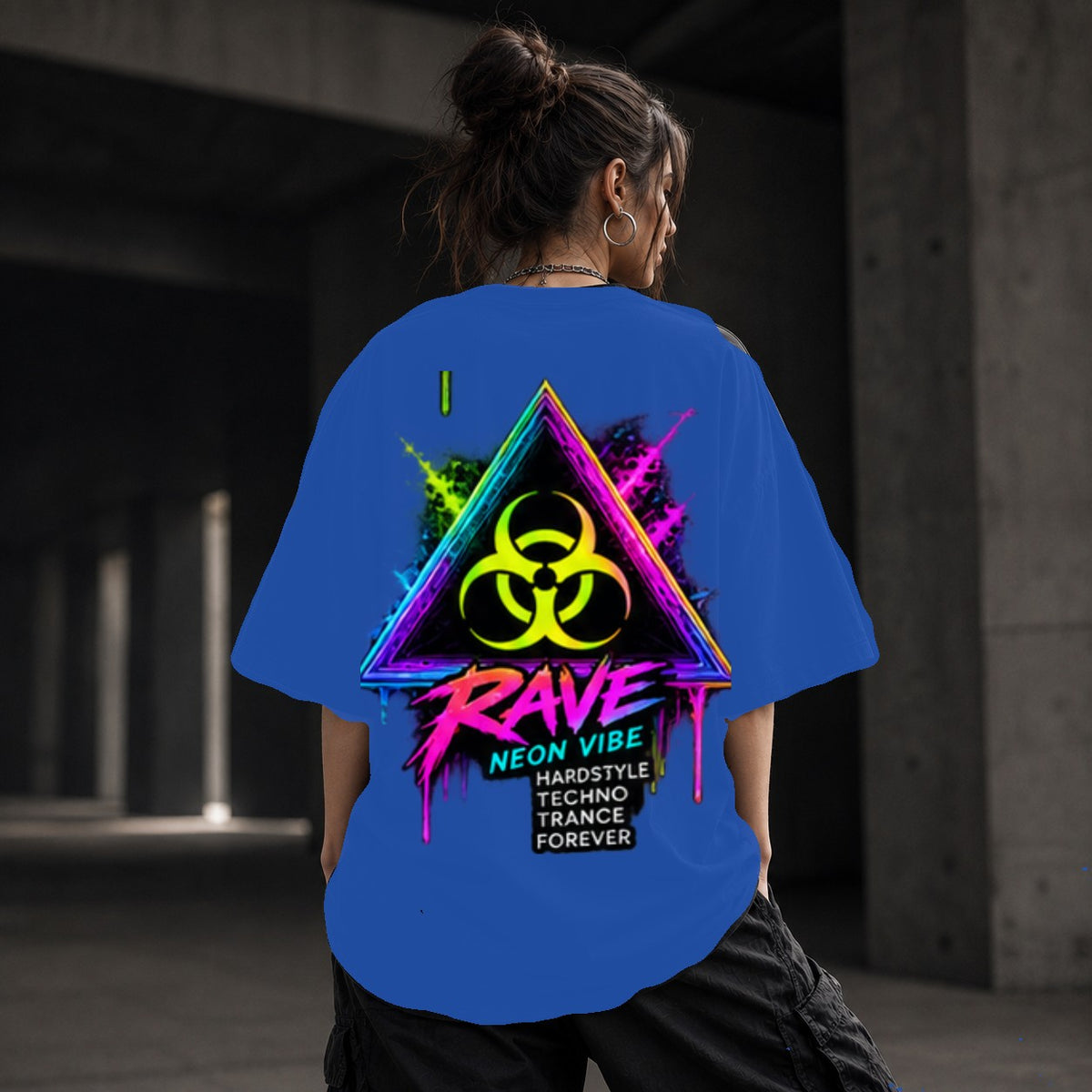 Neon Vibe Damen Oversized T-Shirt – Biohazard Dreieck – DTF Backprint in Blau, Größe 5XL
