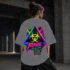 Neon Vibe Damen Oversized T-Shirt – Biohazard Dreieck – DTF Backprint in Grau, Größe 5XL