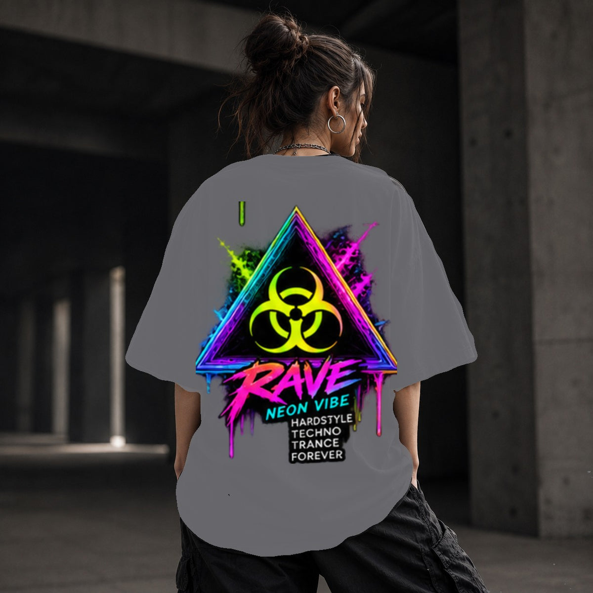 Neon Vibe Damen Oversized T-Shirt – Biohazard Dreieck – DTF Backprint in Grau, Größe 5XL