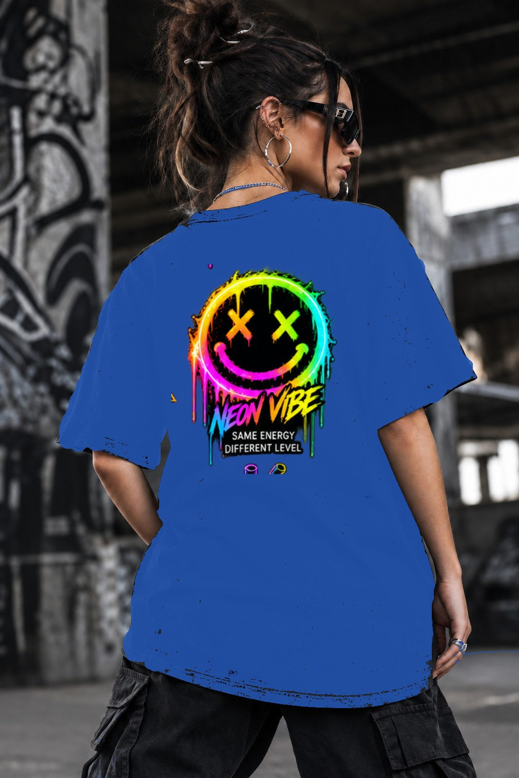 Neon Vibe Damen Oversized T-Shirt – Neon Smiley – DTF Backprint in Blau, Größe 5XL