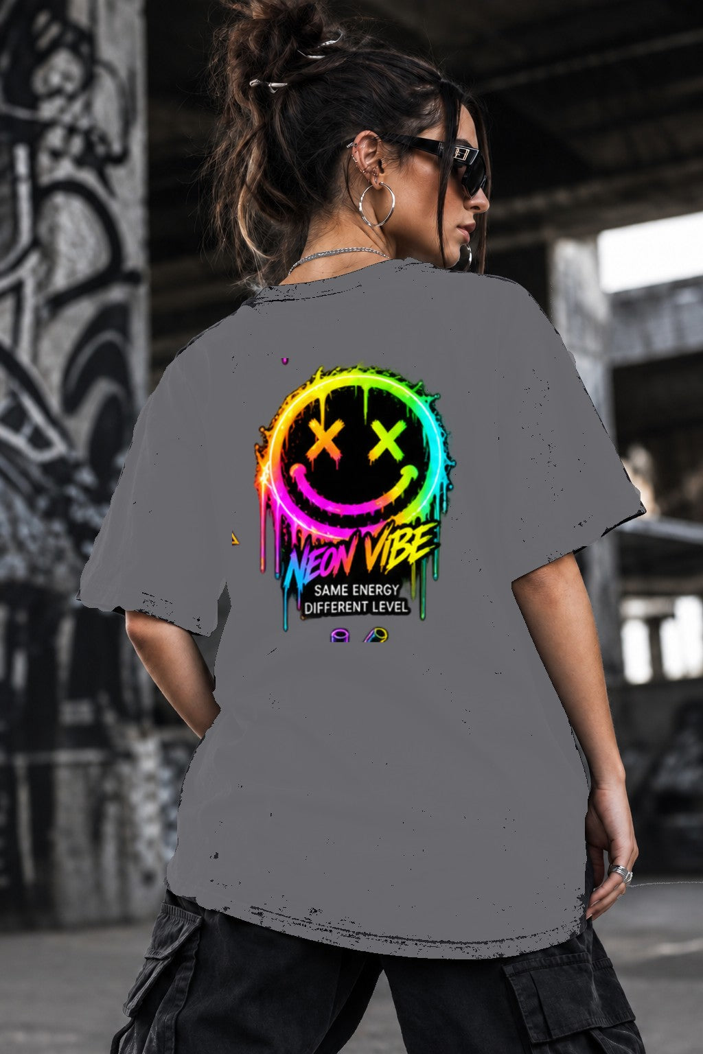 Neon Vibe Damen Oversized T-Shirt – Neon Smiley – DTF Backprint in Grau, Größe 5XL