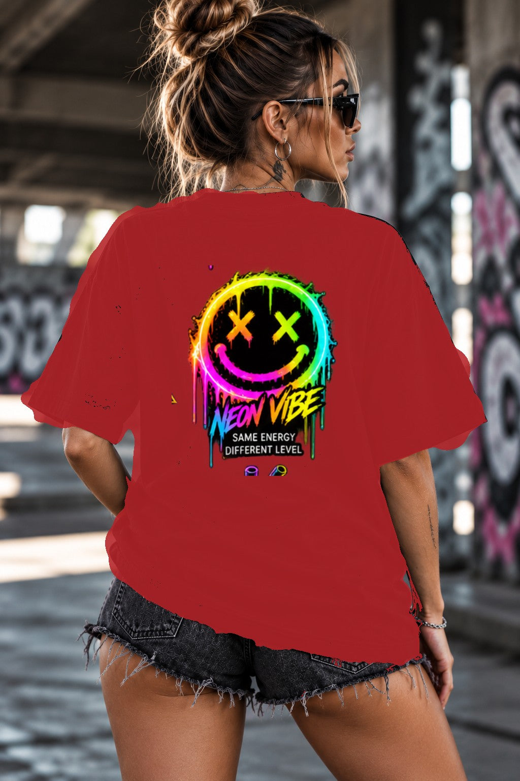 Neon Vibe Damen Oversized T-Shirt – Neon Smiley – DTF Backprint in Rot, Größe 5XL