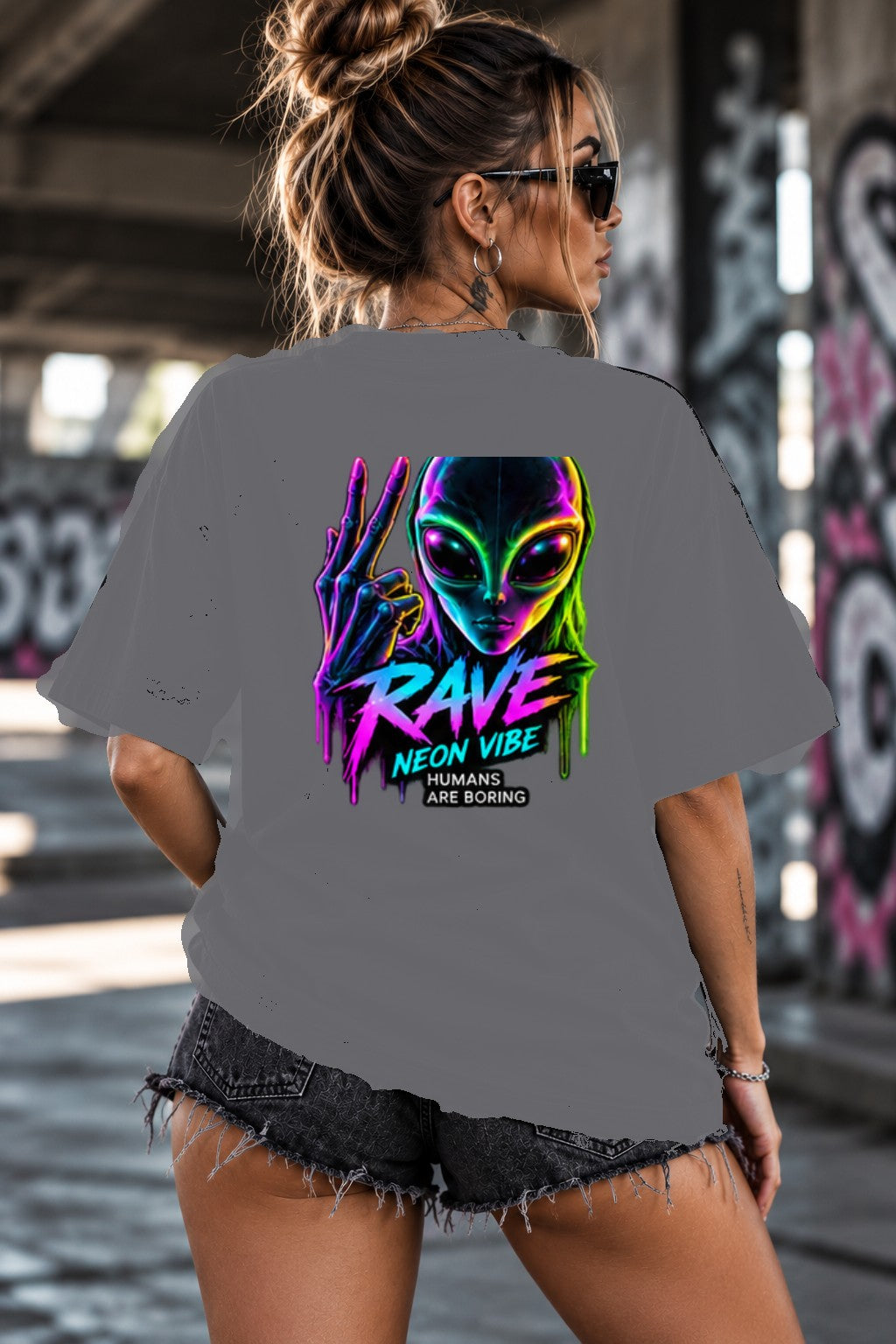 Neon Vibe Damen Oversized T-Shirt – Neon Alien – DTF Backprint in Grau, Größe 5XL