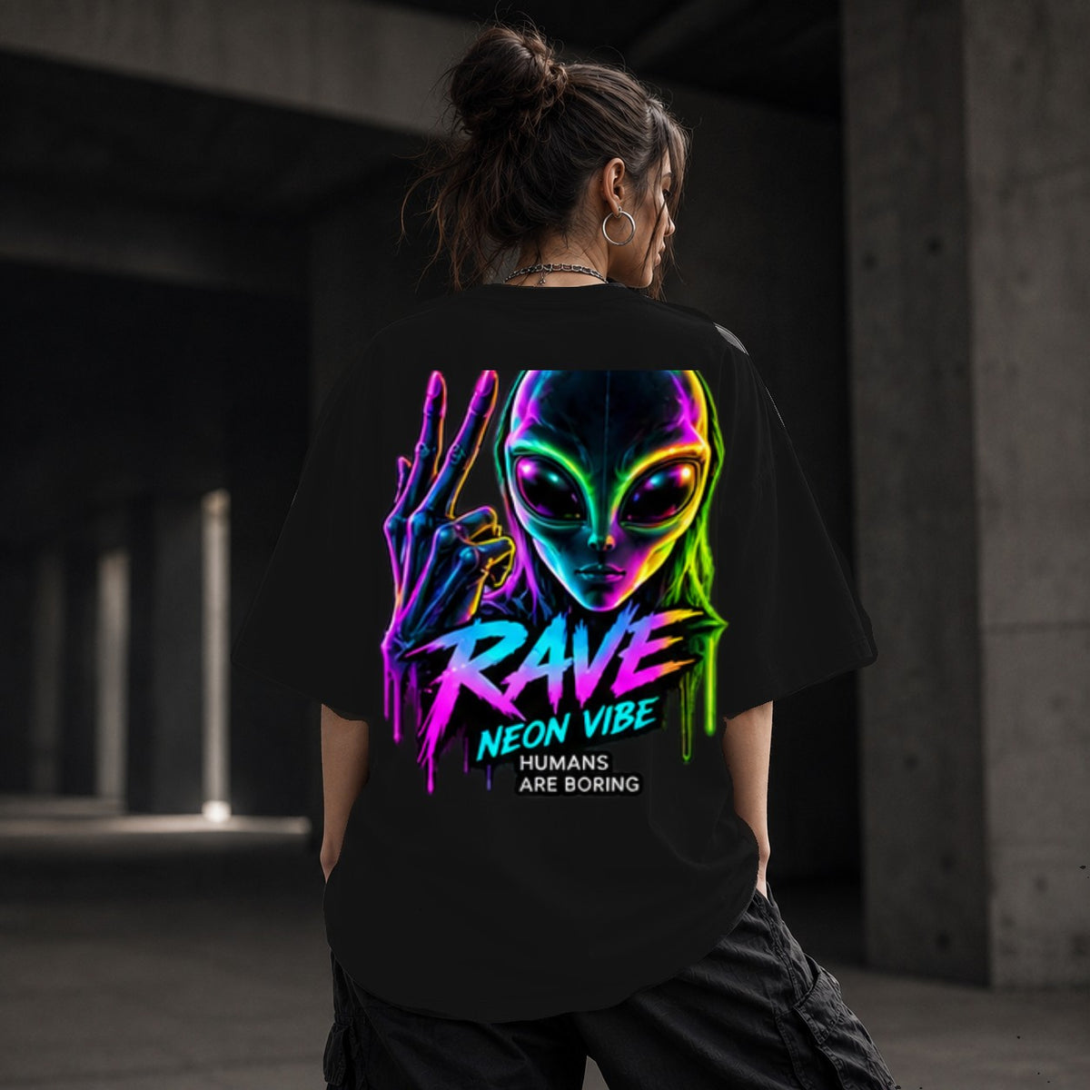 Neon Vibe Damen Oversized T-Shirt – Neon Alien – DTF Backprint in Schwarz, Größe 5XL