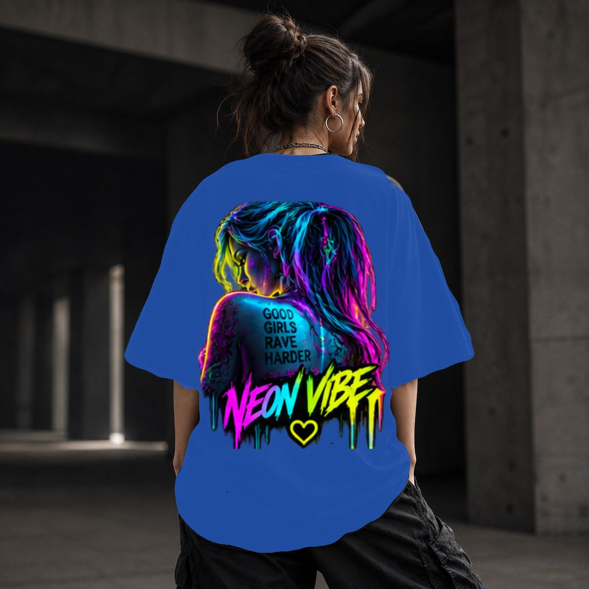 Neon Vibe Damen Oversized T-Shirt – Rave Girl Rückenmotiv – DTF Backprint in Blau, Größe 5XL