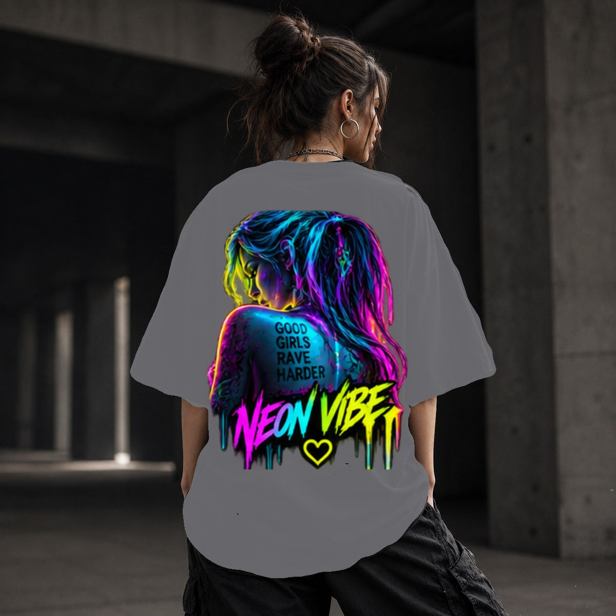 Neon Vibe Damen Oversized T-Shirt – Rave Girl Rückenmotiv – DTF Backprint in Grau, Größe 5XL