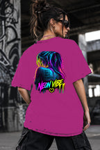 Neon Vibe Damen Oversized T-Shirt – Rave Girl Rückenmotiv – DTF Backprint in Pink, Größe 5XL