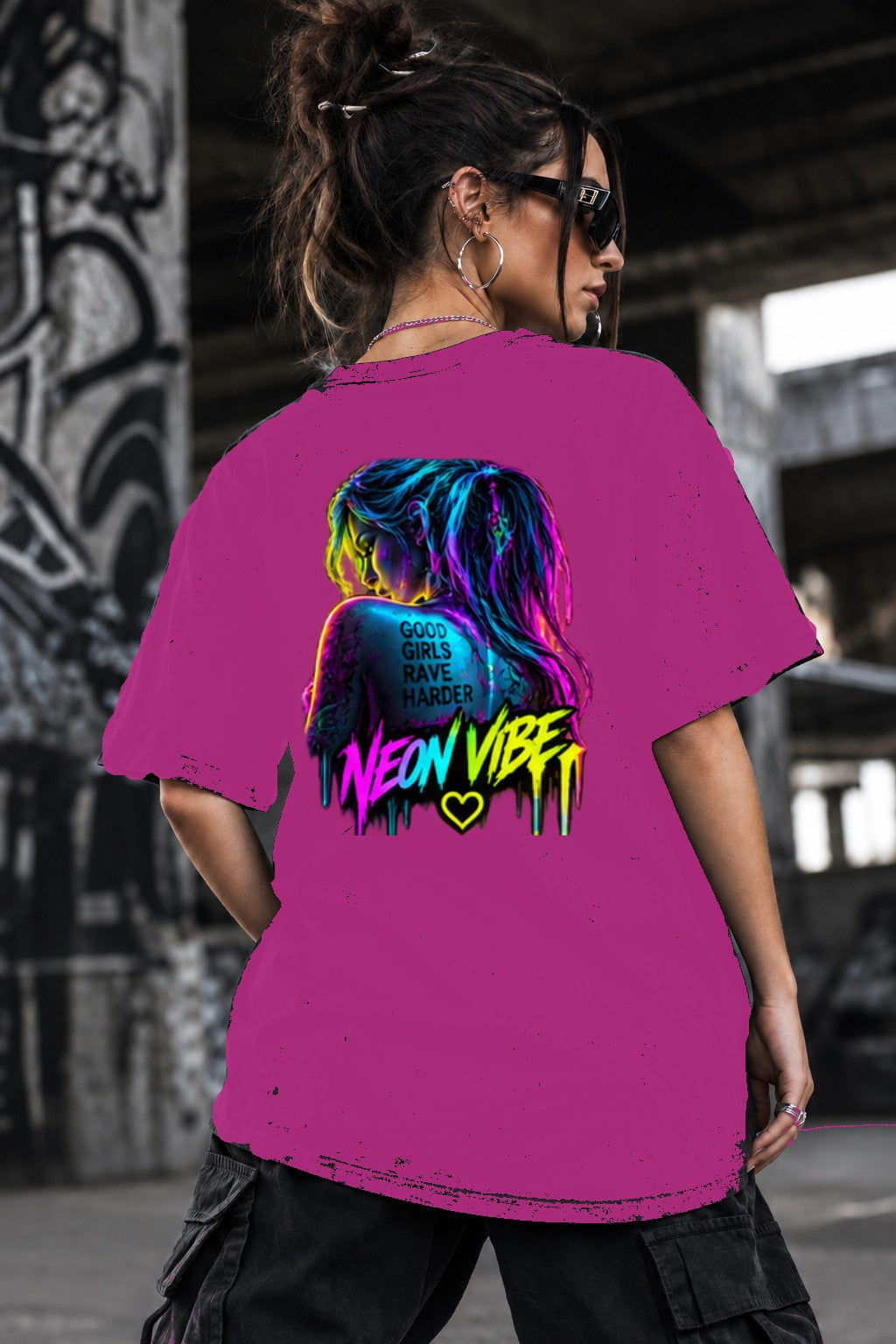 Neon Vibe Damen Oversized T-Shirt – Rave Girl Rückenmotiv – DTF Backprint in Pink, Größe 5XL