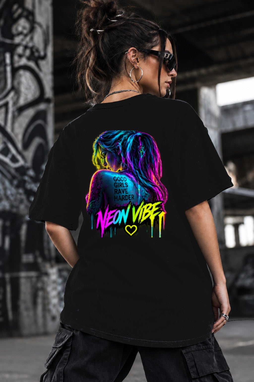 Neon Vibe Damen Oversized T-Shirt – Rave Girl Rückenmotiv – DTF Backprint in Schwarz, Größe 5XL