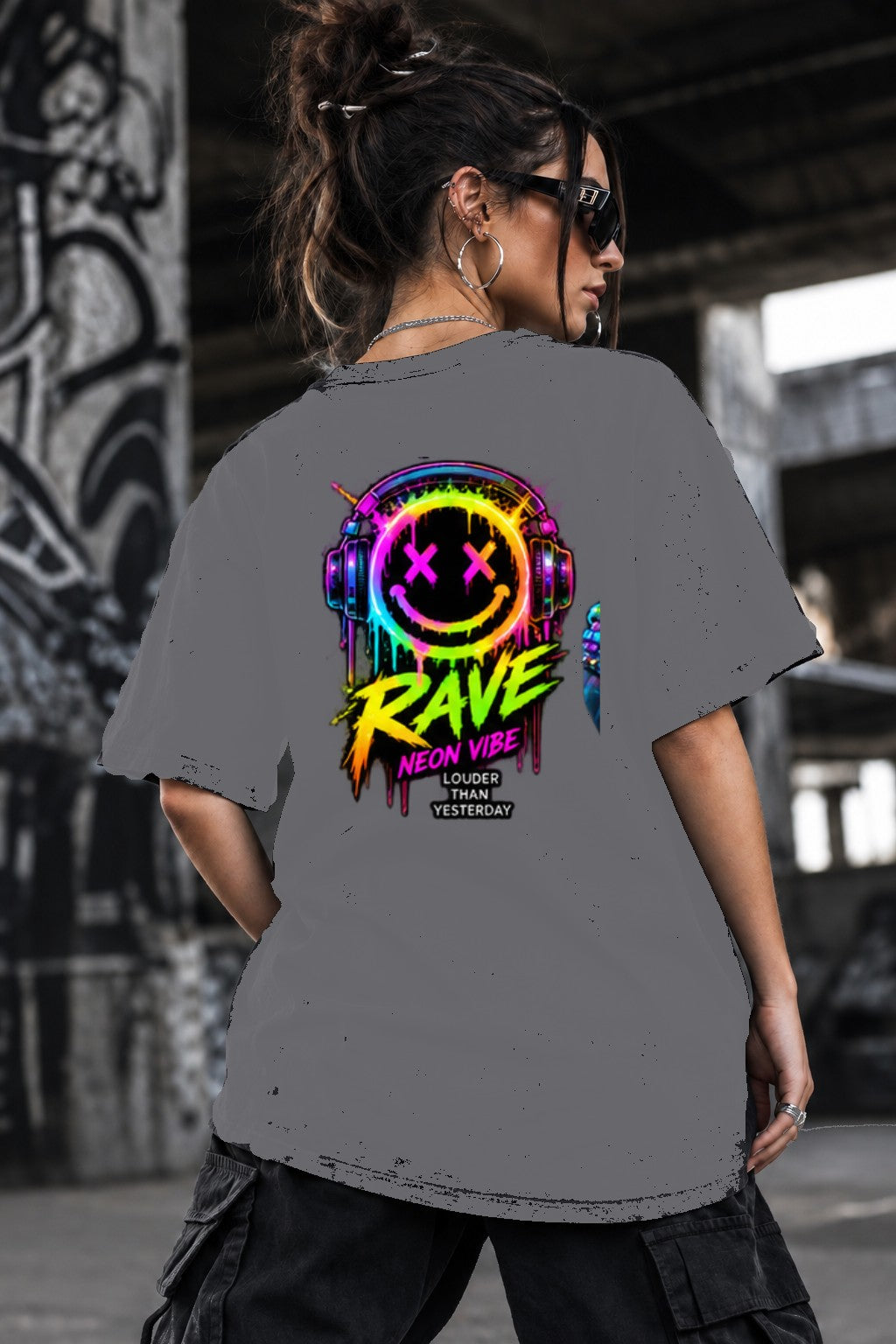 Neon Vibe Damen Oversized T-Shirt – Headset Smiley – DTF Backprint in Grau, Größe 5XL
