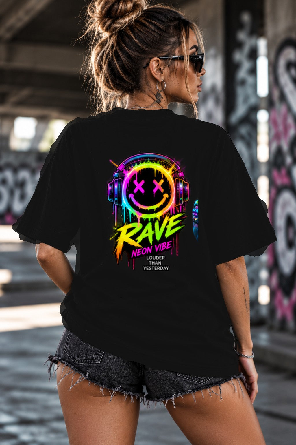 Neon Vibe Damen Oversized T-Shirt – Headset Smiley – DTF Backprint in Schwarz, Größe 5XL
