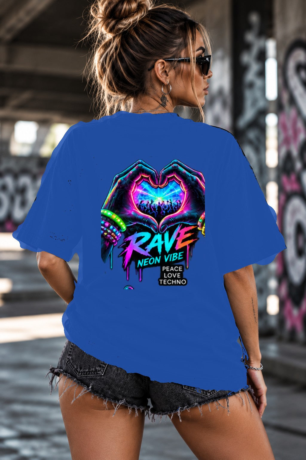 Neon Vibe Damen Oversized T-Shirt – Herz Hände – DTF Backprint in Blau, Größe 5XL