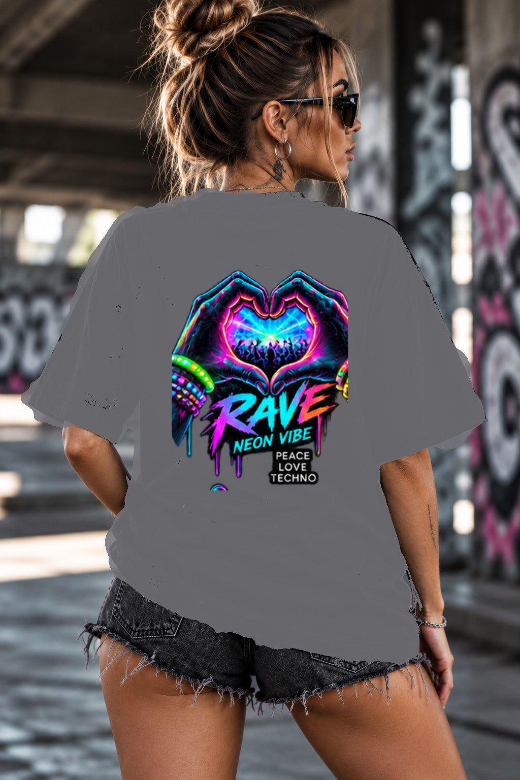 Neon Vibe Damen Oversized T-Shirt – Herz Hände – DTF Backprint in Grau, Größe 5XL