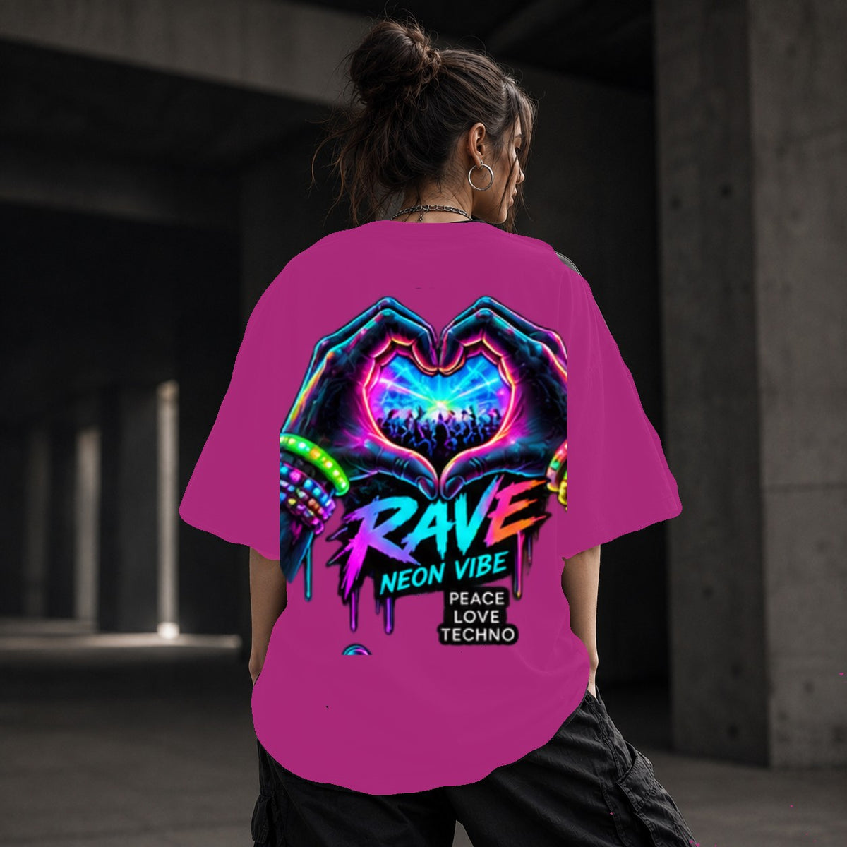Neon Vibe Damen Oversized T-Shirt – Herz Hände – DTF Backprint in Pink, Größe 5XL