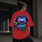 Neon Vibe Damen Oversized T-Shirt – Herz Hände – DTF Backprint in Rot, Größe 5XL