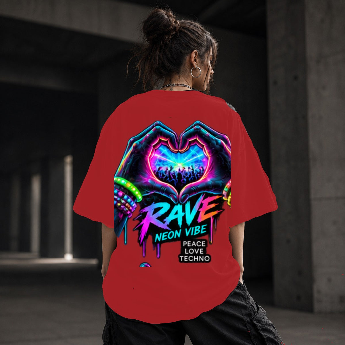 Neon Vibe Damen Oversized T-Shirt – Herz Hände – DTF Backprint in Rot, Größe 5XL