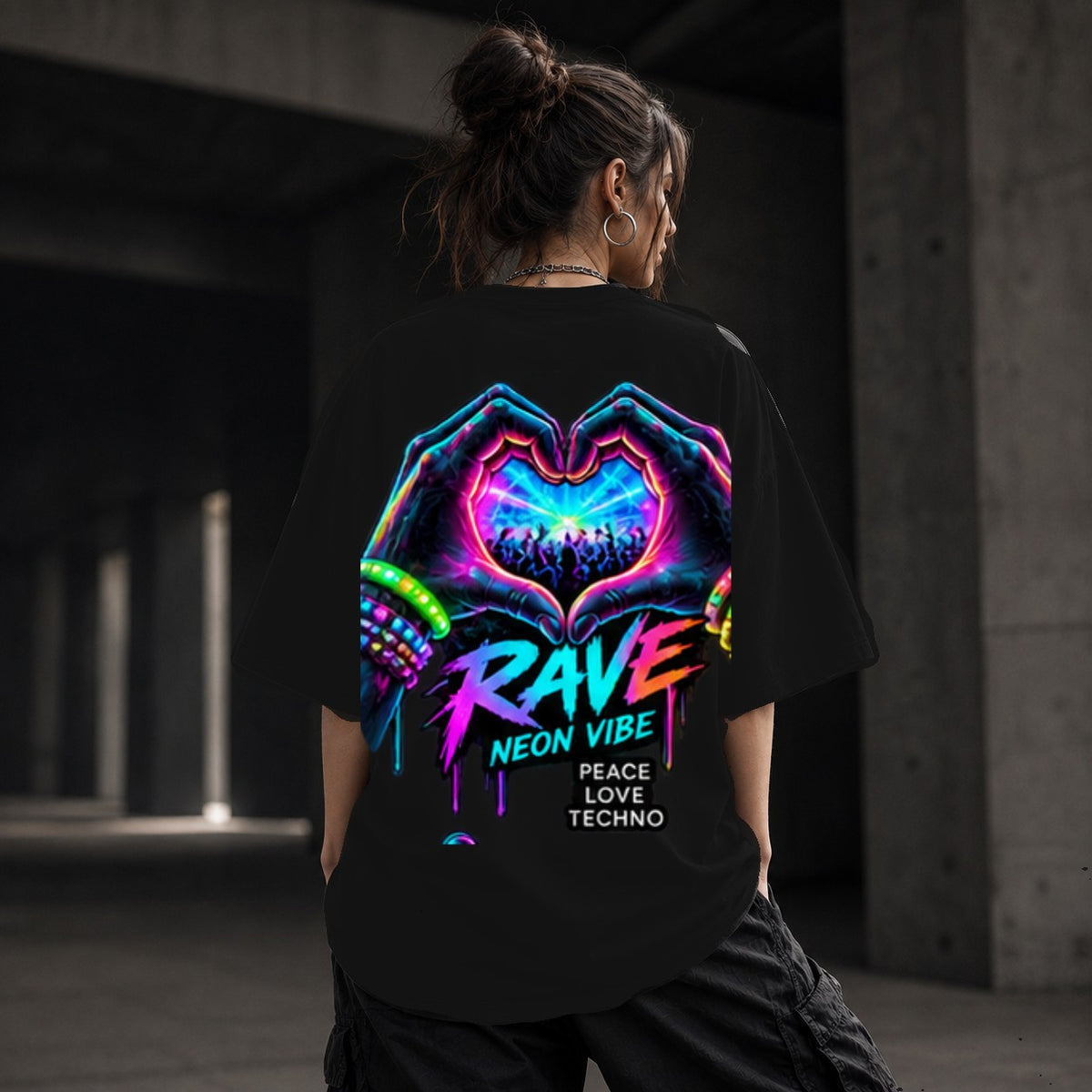 Neon Vibe Damen Oversized T-Shirt – Herz Hände – DTF Backprint in Schwarz, Größe 5XL