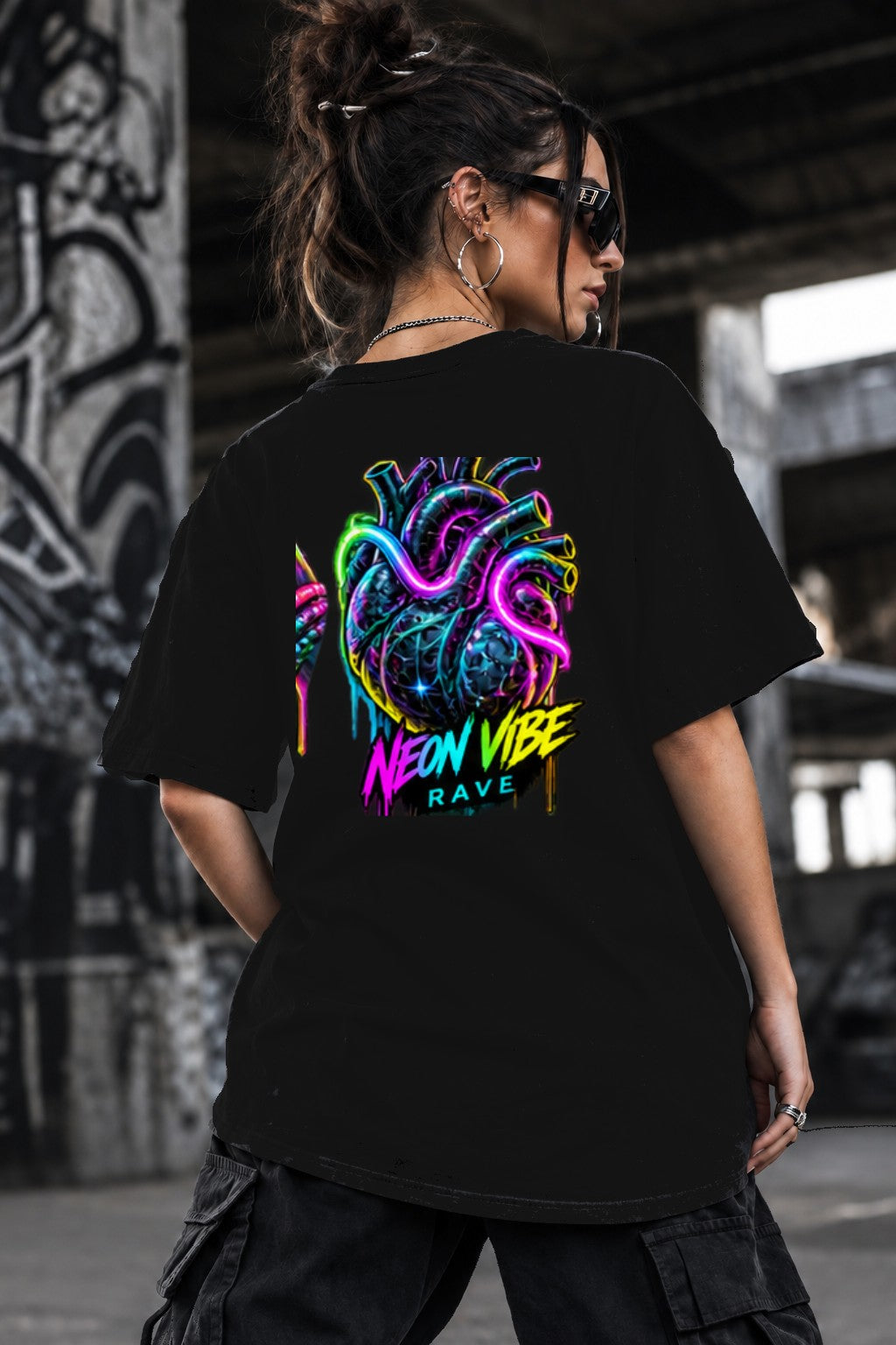 Neon Vibe Damen Oversized T-Shirt – Neon Anatomie Herz – DTF Backprint in Schwarz, Größe 5XL