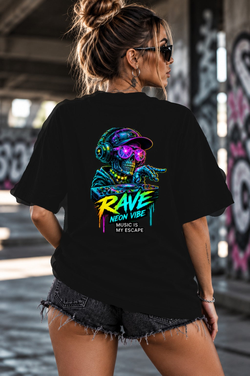 Neon Vibe Damen Oversized T-Shirt – Neon DJ – DTF Backprint in Schwarz, Größe 5XL