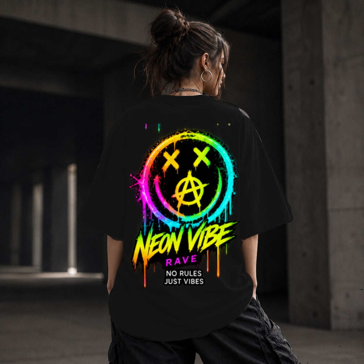 Neon Vibe Damen Oversized T-Shirt – Anarchy Smiley – DTF Backprint in Schwarz, Größe 5XL
