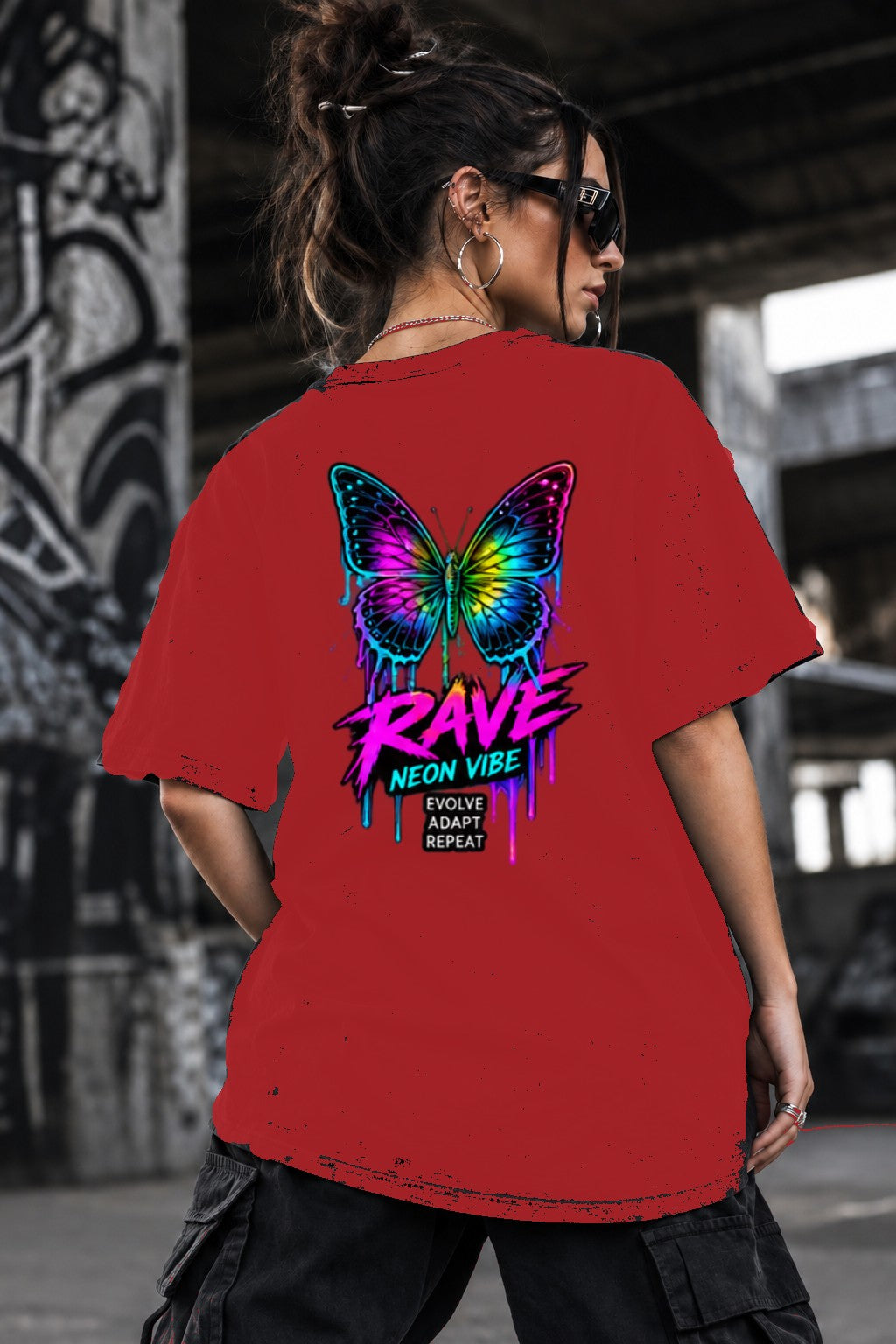 Neon Vibe Damen Oversized T-Shirt – Neon Schmetterling – DTF Backprint in Rot, Größe 5XL